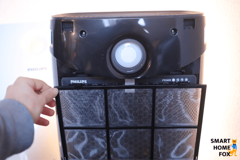 Der Vorfilter wird aus dem Luftreiniger entnommen